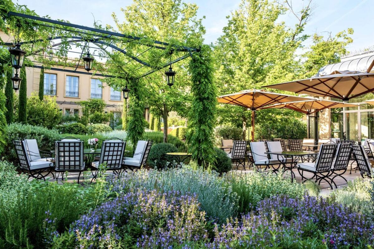Garden terrace at Âma Terra